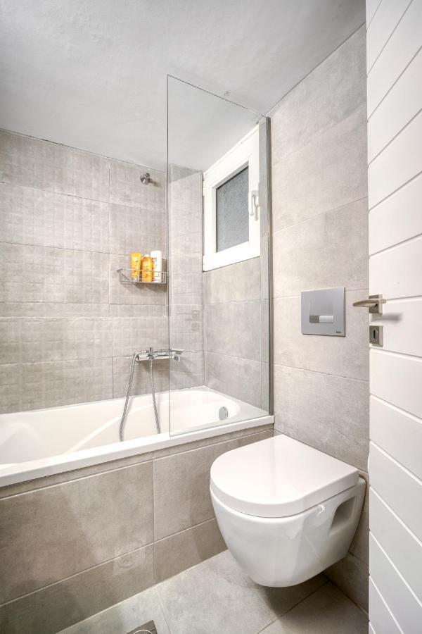 Delightful Stylish Two Bedroom Condo In Hip Area Of Central アテネ エクステリア 写真